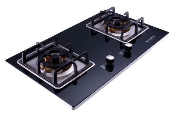 燃?xì)庠?></p>
<p><br></p>
<p>一、不銹鋼燃?xì)庠?/p>
<p>不銹鋼燃?xì)庠畹淖畲筇攸c(diǎn)就是強(qiáng)度非常高，不管你的廚具有多種，不銹鋼燃?xì)庠疃际悄軌虺惺艿米〉模《遥€有一個(gè)很大的優(yōu)點(diǎn)就是很容易清潔，如果灶臺(tái)上面臟了的話，我們只需要用一個(gè)濕抹布輕輕地在灶臺(tái)上擦一遍，上面的油污就會(huì)被我們清潔干凈了！除此之外，耐高溫也是不銹鋼燃?xì)庠畈坏貌徽f的優(yōu)點(diǎn)，我們?cè)谑褂萌細(xì)庠畹臅r(shí)候，灶面上溫度肯定是非常高的，但是不管你的溫度有多高，不銹鋼都能承受，不會(huì)發(fā)生變形影響美觀。但是不銹鋼燃?xì)庠钜灿腥秉c(diǎn)，就是它非常容易被腐蝕，基本上，一個(gè)新的不銹鋼燃?xì)庠畋晃覀冇脗€(gè)幾年后，上面就銹跡斑斑了，看上去非常丑！而且，它還很容易被硬物劃傷，廚房里的刀、鍋鏟什么的，都能夠?qū)λ斐蓚Γ?/p>
<p><br></p>
<p>二、玻璃燃?xì)庠?/p>
<p>玻璃燃?xì)庠钭畲蟮奶攸c(diǎn)就是好看，高質(zhì)感、高強(qiáng)度、防刮花，而且它的耐腐蝕性非常高，平時(shí)滴的油污、洗潔精什么的，根本不會(huì)對(duì)玻璃燃?xì)庠钤斐捎绊?。如果玻璃燃?xì)庠钆_(tái)面上變臟了的話，一樣的用一張抹布就能很好地清潔干凈！如果按正常使用狀態(tài)下估算的話，玻璃燃?xì)庠畹氖褂媚晗薜囊炔讳P鋼燃?xì)庠罡叩?，因?yàn)樗呐_(tái)面采用的是鋼化玻璃，承受破壞和腐蝕的能力要比不銹鋼更厲害！</p>
<p>?</p>
<p>相比之下燃?xì)庠畈讳P鋼臺(tái)面耐高溫，耐腐蝕性也不錯(cuò)，但是它不太耐摩擦，容易刮花，影響美觀還有質(zhì)感。而鋼化玻璃清洗起來更容易，用抹布擦洗，如果有頑固污漬也可以用鋼絲球刷洗，不會(huì)影響表面的光滑，顯得更加美觀有質(zhì)感。之所以燃?xì)庠畈Ａ姘逵羞@么多的優(yōu)勢(shì)也是受到越來越多消費(fèi)者的喜愛與追求。其實(shí)我們不難發(fā)現(xiàn)玻璃面板的選擇更加有優(yōu)勢(shì)。</p>
<p><br></p>
<p>以上的講解就是關(guān)于燃?xì)庠钆_(tái)面是選擇不銹鋼的好還是<a href=