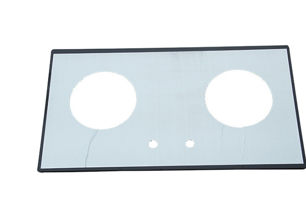 燃?xì)庠蠲姘?></p>
<p>1、安全方面對比</p>
<p>鋼化玻璃面板：鋼化玻璃面板在各方面都能媲美于不銹鋼面板，對于用戶所擔(dān)心的爆炸事件，其實(shí)根本原因是用戶在使用時不當(dāng)，鋼化玻璃是一種新型的材料，鋼化玻璃屬于安全玻璃，鋼化玻璃其實(shí)是一種預(yù)應(yīng)力玻璃，為提高玻璃的強(qiáng)度，通常使用化學(xué)或物理的方法，在玻璃表面形成壓應(yīng)力，玻璃承受外力時首先抵消表層應(yīng)力，從而提高了承載能力，增強(qiáng)玻璃自身抗風(fēng)壓性，寒暑性，沖擊性等。許多消費(fèi)者對其沒有認(rèn)識，在使用上只要做到定期清理灶圈上的雜質(zhì)和積碳，以免出火孔堵塞引起回火，平日要做好面板的清洗和養(yǎng)護(hù)，不可重力撞擊灶面，盡量避免讓灶面過熱或突然遇冷，這些只要在平常使用的時候稍加注意一下，就可以避免出現(xiàn)面板爆炸的情況。</p>
<p>?</p>
<p>不銹鋼面板：不銹鋼面板應(yīng)用最早最廣泛，但如果材質(zhì)不好，或者面板與底殼扣得不好，用久以后容易發(fā)生翹曲，特別是那種比較薄的，還有眾所周知，燃?xì)庠钤诠ぷ鞯臅r候灶頭附近的溫度會很高，燃?xì)庠蠲姘逅玫牟讳P鋼材質(zhì)在導(dǎo)熱這方面下了很多功夫，即使燃?xì)庠罟ぷ骱荛L時間，面板的多處溫度還如常溫。在耐熱上，用戶可以隨意將很熱的鍋放在面板上，而不用擔(dān)心面板有問題。強(qiáng)度方面也是不銹鋼所擅長的，不用擔(dān)心面板會有任何問題。</p>
<p>?</p>
<p>2、清潔方面對比</p>
<p>鋼化玻璃面板：面板在清潔上和不銹鋼面板相似，直接拿濕抹布蘸一點(diǎn)清潔劑就可以祛除表面的油污了，而且鋼化玻璃在擦拭后雖然也會留下水印，但是配合面板的底色，印記就不是很明顯了，不會影響整體的美觀，清潔上還是比不銹鋼面板方便一些的。</p>
<p>?</p>
<p>不銹鋼面板：在清潔上非常的方便，使用過后直接拿濕抹布蘸上一點(diǎn)清潔劑，可以直接祛除油污了。但是要注意的是，有水的抹布擦完之后會在不銹鋼面板上留下水漬而且會影響美觀，擦拭之后最好用干燥的抹布再擦拭一遍，這樣效果就會非常好了，最重要的一點(diǎn)就是如果不小心用鋼絲球擦不銹鋼面板就會導(dǎo)致面板刮花影響美觀，所以這一點(diǎn)比不上鋼化玻璃面板。</p>
<p>?</p>
<p>綜合以上的內(nèi)容總結(jié)，整體對比下來鋼化玻璃面板的材質(zhì)要比不銹鋼面板的材質(zhì)要更有優(yōu)勢，所以在選擇燃?xì)庠畈馁|(zhì)方面來講小編推薦鋼化玻璃面板材質(zhì)的燃?xì)庠睿Ｍ陨蟽?nèi)容對大家有所幫助。</p>
<p><br></p>
</p>

                </div>
            </div>
            
            <div   id=